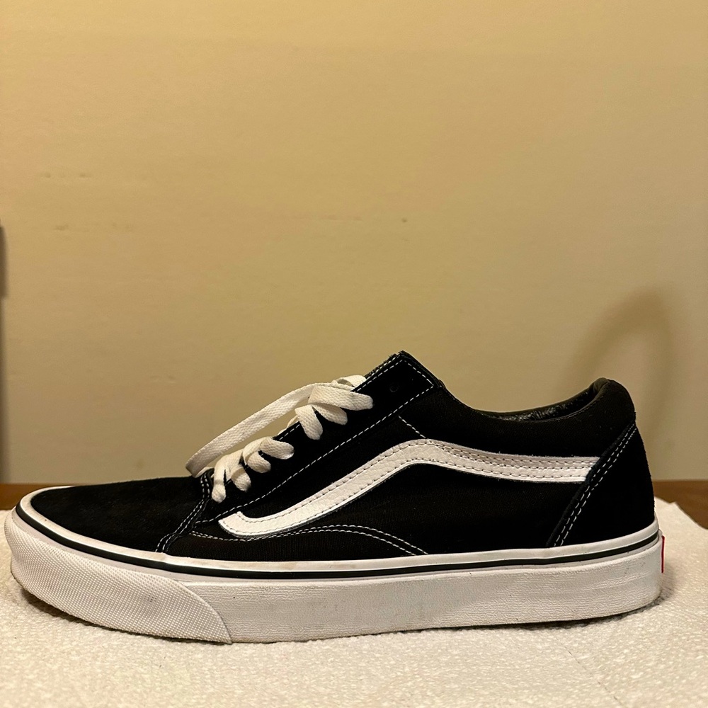 Classic black/white low Vans size 11 men’s